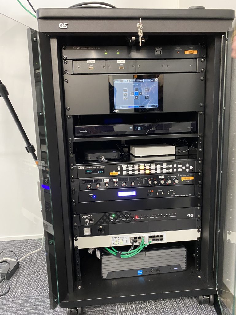 企業内、会議室のAVコンソール