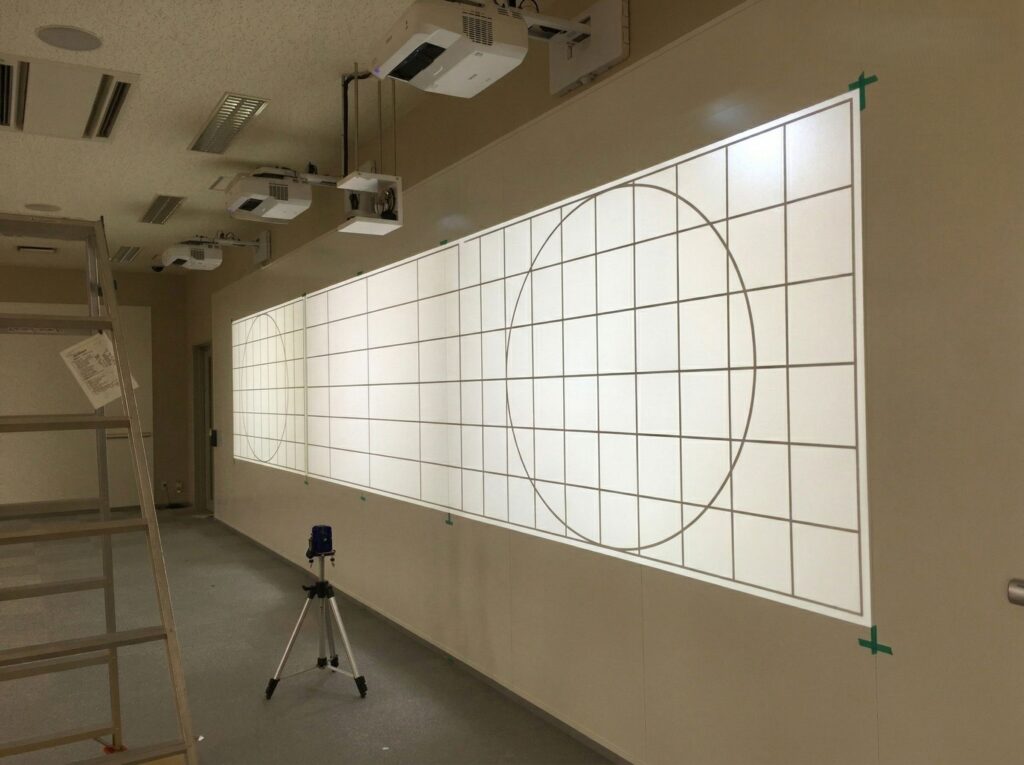 三面マルチプロジェクターの調整中