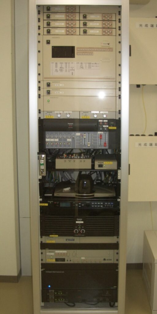 機器収納ラック